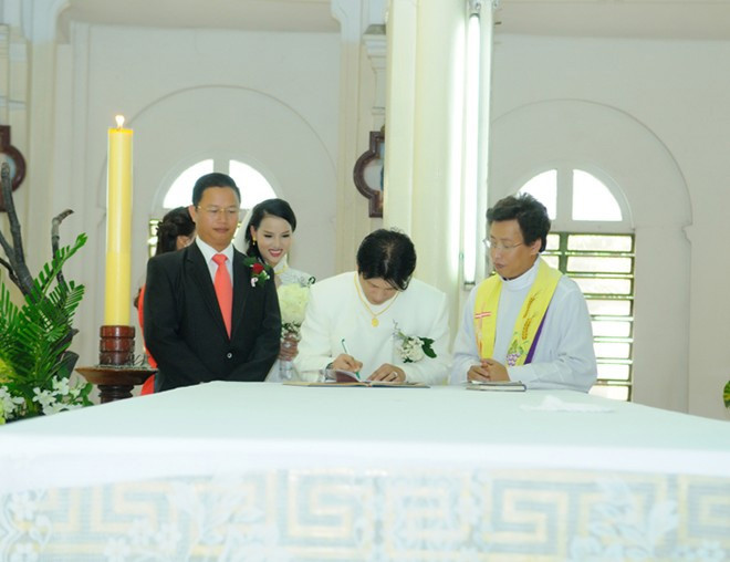Mặc dù đã sống chung và có con nhưng mới đây Dustin mới làm đám cưới chính thức với Bebe Phạm.