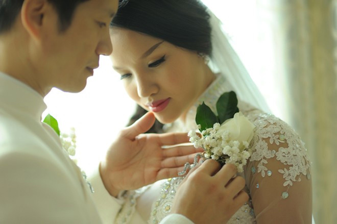 Cô dâu Bebe Phạm và chú rể Dustin Nguyễn chọn áo cưới, hoa cưới của nhà thiết kế Việt Hùng để rạng rỡ trong ngày vui trọng đại. Tóc cô dâu do Lâm Nguyễn thực hiện.