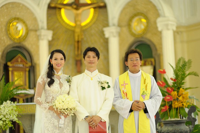 Trước khi gặp Bebe Phạm, Dustin Nguyễn từng chung sống cùng người vợ cũng xuất thân từ nghề mẫu nhưng chẳng may bị tật nguyền. Trong khi đó, Bebe Phạm từng có cuộc tình đẹp với chàng diễn viên Mỹ gốc Việt Rich Ting.