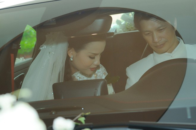 Khi được hỏi chuyện tình cảm hai người liệu sẽ có một cái đám cưới hoàn hảo, thường giới truyền thông sẽ nhận được nụ cười kèm theo sự im lặng từ tài tử "Dòng máu anh hùng".