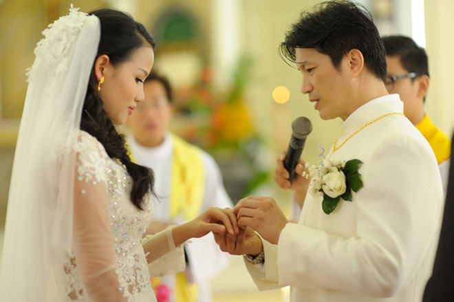 Dustin trao nhẫn cưới cho Bebe Phạm.