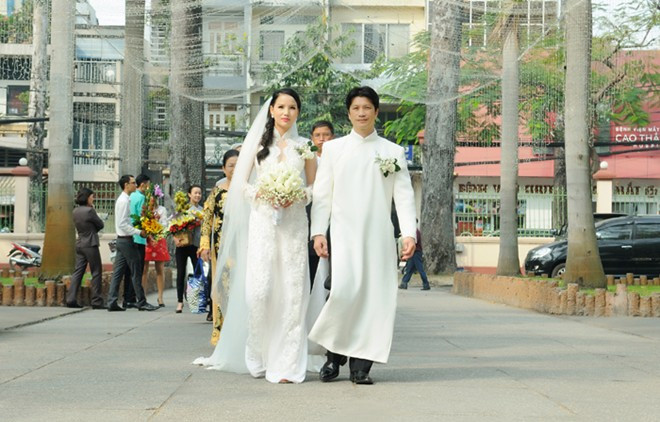 Thời gian gần đây, cả Dustin Nguyễn và Bebe Phạm đều tất bật dồn tâm huyết cho bộ phim "Trúng số" chiếu dịp Tết do cả hai cùng sản xuất, trong đó, Dustin Nguyễn đảm nhận vai trò đạo diễn kiêm diễn viên với một vai ở trong phim.