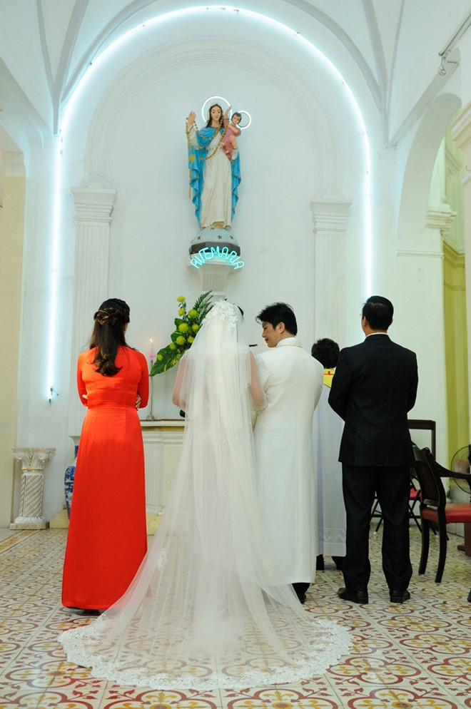 Vì thấy Dustin tất bật, Bebe Phạm lo toan công việc của một nhà sản xuất phim nên chẳng ai nghĩ cặp đôi đẹp mới nhất của showbiz Việt lại làm lễ cưới trong những ngày giáp Tết.