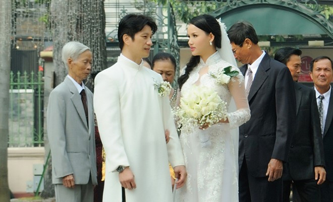 Tuy nhiên, tối 21/1, Dustin Nguyễn đã chính thức đưa nàng về dinh bằng một lễ cưới ấm cúng, sang trọng với những người thân và hoàn toàn bí mật với truyền thông.