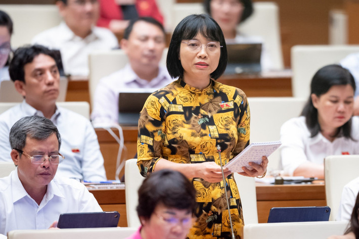 Tuổi thọ người Việt tăng nhưng số năm sống khỏe lại thấp: Đại biểu Nguyễn Thị Việt Nga - Đoàn ĐBQH tỉnh Hải Dương dẫn thống kê của Bộ Y tế cho thấy tuổi thọ bình quân của người Việt hiện nay là trên 73 tuổi nhưng tuổi sống khỏe mạnh chỉ là 64, trong đó có 67,2% người cao tuổi có tình trạng sức khỏe yếu và rất yếu. Tuổi thọ bình quân của người Việt tăng lên nhưng số năm sống khỏe mạnh lại thấp so với nhiều nước. Số năm sống không khỏe mạnh đồng nghĩa với việc giảm sút chất lượng cuộc sống, chỉ số hạnh phúc không được cải thiện và đồng nghĩa với việc cả cá nhân và xã hội đều phải đối mặt với nhiều áp lực về an sinh và gánh nặng bệnh tật.