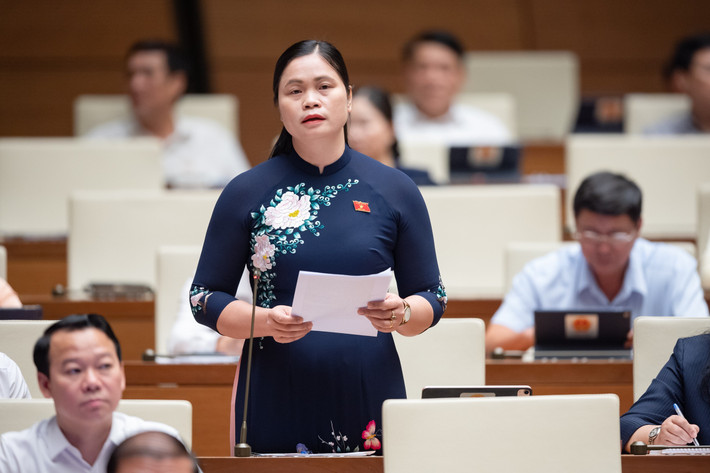 Nơi có máy móc nhưng lại không có người làm việc: Đại biểu Ma Thị Thúy - Đoàn ĐBQH tỉnh Tuyên Quang nói rằng, khả năng cung ứng và chất lượng dịch vụ y tế của các trạm y tế vẫn chưa đáp ứng được nhu cầu chăm sóc sức khỏe ban đầu của người dân. Mặc dù tỷ lệ đăng ký khám, chữa bệnh bảo hiểm y tế ban đầu ở các trạm y tế là khá cao, nhưng số lượng đến khám có xu hướng giảm. Lý do chủ yếu là danh mục thuốc chưa đa dạng, trang thiết bị đã cũ hoặc chưa được trang bị nên người dân còn thiếu tin tưởng. Thực trạng nơi có người làm việc nhưng không có máy móc, nơi có máy móc nhưng lại không có người làm việc, bất cập này vẫn đang xảy ra tại nhiều đơn vị.
