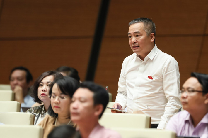 Việt Nam có thể yên tâm công bố hết dịch COVID-19: Đại biểu Nguyễn Lân Hiếu - Đoàn ĐBQH tỉnh Bình Định cho rằng nên xét công bố hết dịch COVID-19. Theo đạo đại biểu, Việt Nam có thể yên tâm công bố khi đã đủ điều kiện về tỉ lệ bệnh nặng, đạt tỉ lệ bao phủ vaccine rộng, tình hình dịch bệnh trên thế giới đã ổn định. Theo đó, dịch bệnh COVID-19 có thể được chuyển từ bệnh bênh truyền nhiễm nhóm A sang bệnh truyền nhiễm nhóm B tức là tương tự như các bệnh lý chuyên khoa khác. Khi đó, việc chi trả cũng cần thực hiện như những bệnh lý chuyên khoa khác.