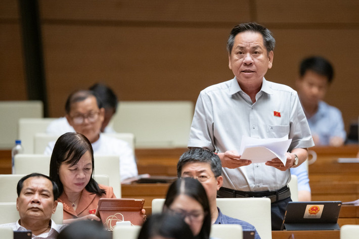 Căn bệnh “sợ trách nhiệm” đang lây lan từ ngành y sang các ngành khác: Đại biểu Trần Văn Sáu - Đoàn ĐBQH tỉnh Đồng Tháp lo ngại căn bệnh “sợ trách nhiệm”, thu mình lại, thụ động, ngại đưa ra quyết định đang lây lan từ ngành y sang những ngành nghề khác và cho rằng, đây là vấn đề rất cần được quan tâm và phải xem xét nhiều chiều. Đại biểu đề nghị Quốc hội cần có cơ chế để người có thẩm quyền đánh giá hành vi người khác cần áp dụng luật để phán xét làm cho cái hợp pháp thực sự là hợp tình và hợp lý.