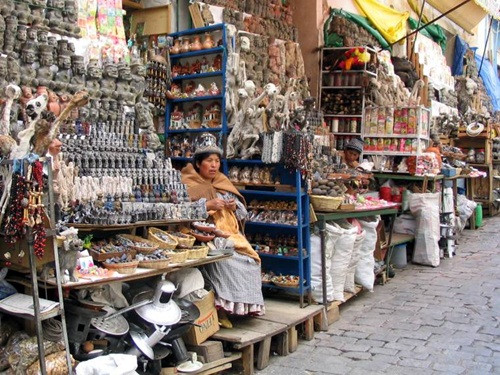 Chợ phù thủy ở La Paz, Bolivia là một trong những khu chợ độc nhất vô nhị trên thế giới. Khi đến đây, du khách sẽ choáng ngợp trước các cửa hàng do các phù thủy, thầy lang, nhà chiêm tinh, thầy bói, pháp sư... mở và hành nghề.