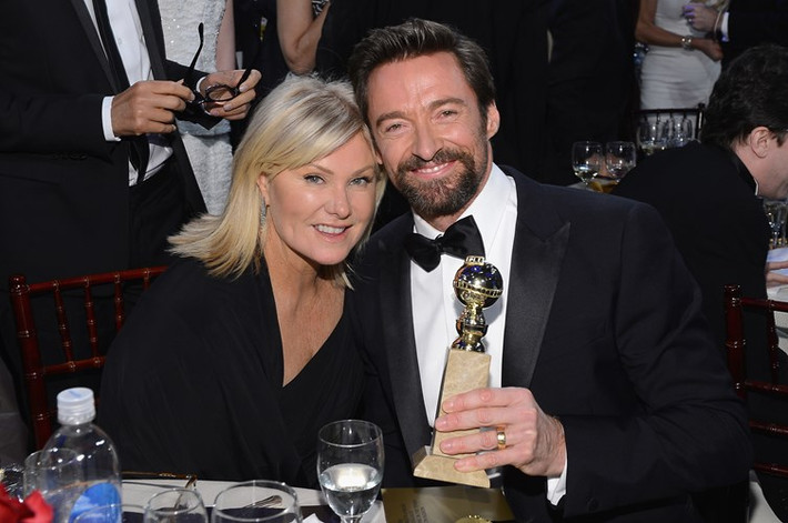 Người đàn ông của năm 2008 Hugh Jackman đã có một cuộc hôn nhân hạnh phúc bên người vợ hơn mình tới 13 tuổi - Deborra-Lee Furness. Hugh Jackman (44 tuổi) và Deborra-Lee (57 tuổi) yêu nhau từ năm 1995 khi gặp gỡ tại trường quay bộ phim truyền hình Australia “Correllia”. Dù không thể có con, nhưng cặp đôi vẫn hạnh phúc bên nhau cùng 2 con nuôi.
