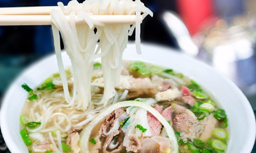 Món phở của Việt Nam lọt top những món ăn phải thử một lần trong đời. Khi thưởng thức tô phở bò nóng hổi, thơm ngon, thực khách sẽ khó lòng cưỡng lại sức hấp dẫn của món ăn này.