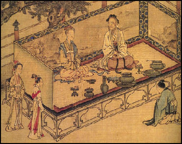 Đối với các gia đình Trung Quốc cổ đại, người cha đóng vai trò quan trọng trong gia đình. Vợ và con cái vâng lời người cha, người chồng. Người vợ có nhiệm vụ quán xuyên, chăm lo việc nhà, sinh con và nuôi dạy con cái. Con cái tuyệt đối nghe lời cha mẹ và hôn nhân đều do cha mẹ sắp đặt.