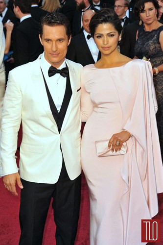 Người đàn ông điển trai, đào hoa của năm 2005 Matthew McConaughey chỉ có thể được trói buộc bằng cuộc hôn nhân với một người mẫu gợi cảm, ngọt ngào như Camila Alves. Cặp đôi kết hôn năm 2006.