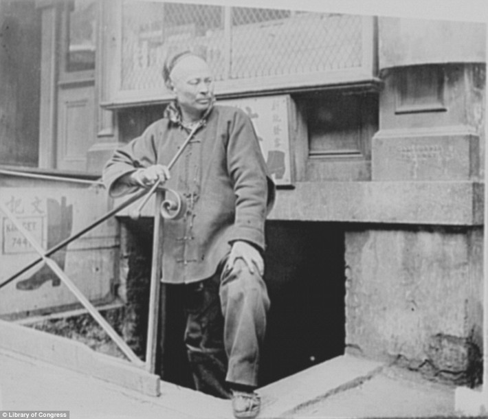 Tuy nhiên, vào lúc 5h12 ngày 18/4/1906, một trận động đất mạnh 7,8 độ richter kèm theo một loạt vụ cháy đã làm rung chuyển San Francisco, trong đó có khu Chinatown.