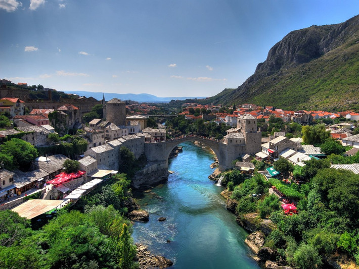 Khi đến Bosnia và Herzegovina, du khách có thể dành cả ngày lang thang các tu viện cổ, tham gia những lễ hội, chèo thuyền kayak...