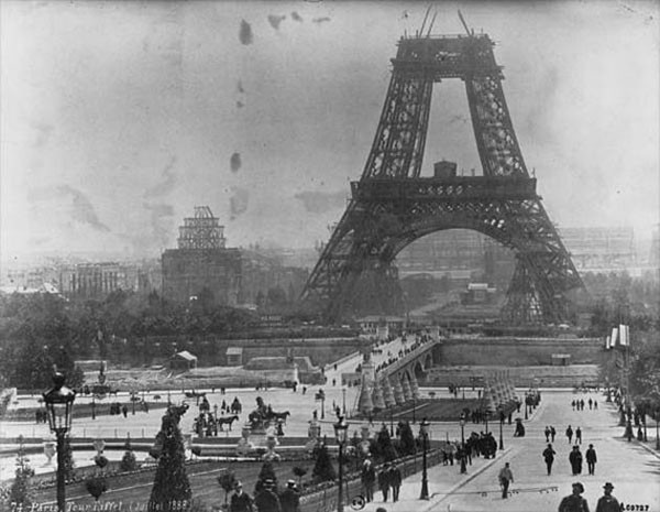 Tháp Eiffel - công trình mang tính biểu tượng của Pháp trong quá trình xây dựng năm 1888 đứng hiên ngang, choáng ngợp giữa đất trời Paris.