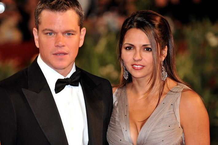 Vợ nam diễn viên Matt Damon - người đàn ông của năm 2007 là cô nhân viên pha chế rượu Luciana Barroso. Chuyện tình của họ giống như một phiên bản Cinderella hiện đại khi nam diễn viên nổi tiếng Hollywood quyết định gắn bó cuộc đời với cô gái vốn không giàu có, không nổi tiếng.