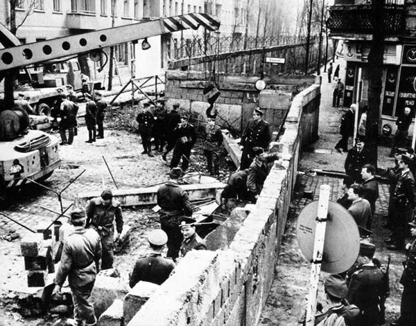 Bức tường Berlin chia thủ đô của Đức thành Đông và Tây Berlin trong quá trình xây dựng năm 1961.