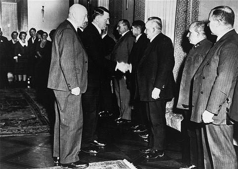 Trùm phát xít Hitler bắt tay những quan chức cấp cao.