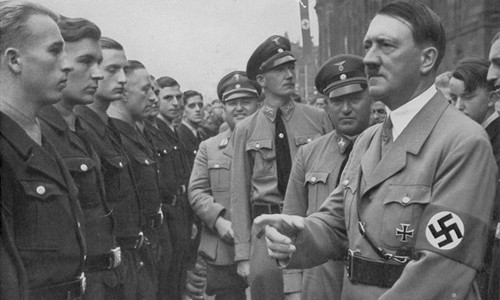 Adolf Hitler và Robert Ley có buổi gặp gỡ các thành viên thuộc Mặt trận Lao động Đức (Deutsche Arbeitsfront) tại Nuremberg năm 1935.