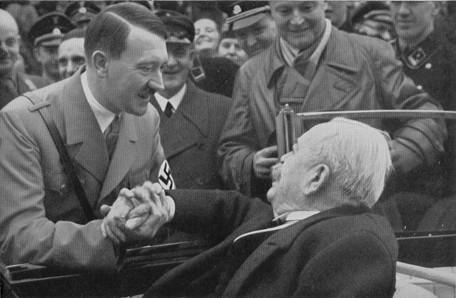 Hitler vui vẻ nắm tay Karl-Siegmund Lizmann trong ngày sinh nhật ông.