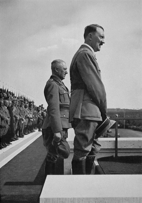 Adolf Hitler đứng trước 47.000 có bài phát biểu hùng hồn tại Nuremberg.