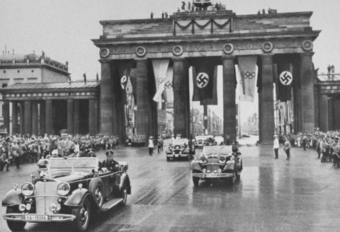 Adolf Hitler được một đoàn xe hộ tống khi đi qua cổng Brandenburg trong thời gian diễn ra lễ khai mạc đại hội Olympic lần thứ 11 diễn ra ở Berlin ngày 1/8/1936.