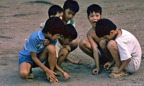 Vào những năm 1990, trẻ em thường chơi những trò chơi dân gian như chơi đánh bi.