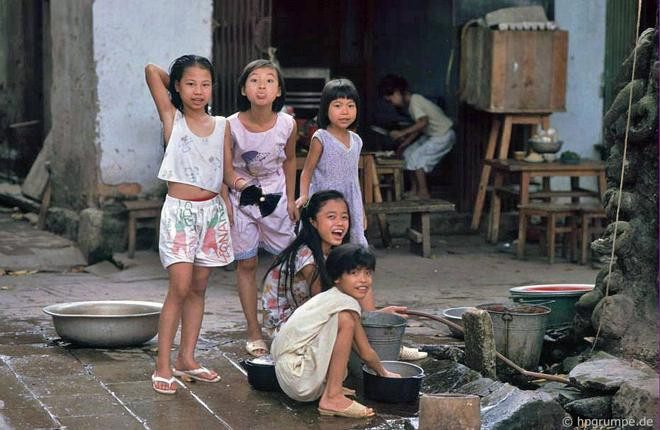 Một nhóm bé gái có những biểu cảm đáng yêu khi được nhiếp ảnh Hans Peter Grumpe chĩa ống kính về phía mình.