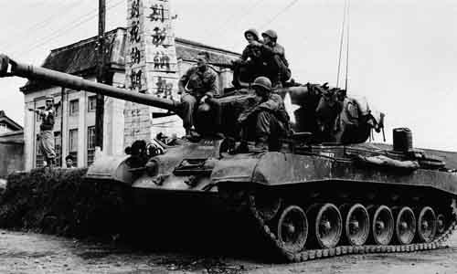 Binh sĩ Mỹ ngồi trên một chiếc xe tăng trên đường phố ở Gyeongju ngày 14/9/1950.