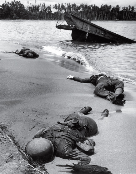 Ba thi thể binh sĩ Mỹ tử trận nằm trên bờ biển Buna ở New Guinea tháng 2/1943. Mãi đến tháng 9/1943, bức ảnh này mới được đăng tải trên tạp chí LIFE và trở thành bức ảnh lính Mỹ tử trận đầu tiên xuất hiện trên tạp chí này hồi Chiến tranh thế giới 2.