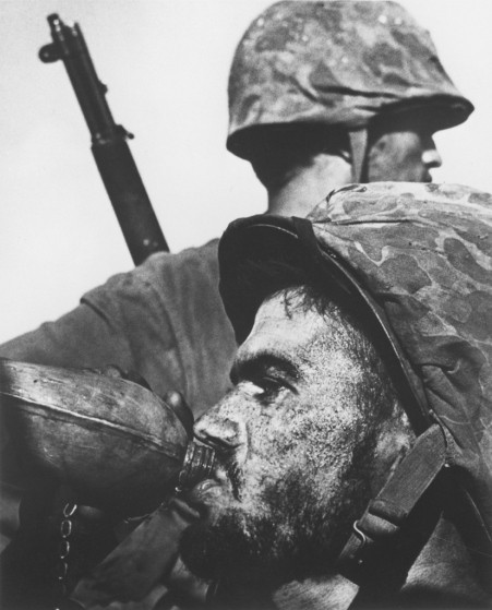 Gương mặt mệt mỏi của lính thủy quân lục chiến khi tham gia trận chiến Saipan năm 1944.