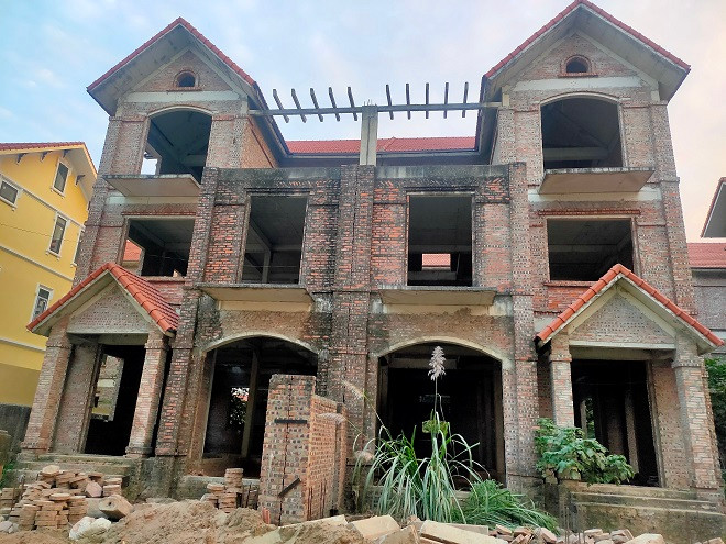 Cận cảnh một căn biệt thự bỏ không đã lâu tại Khu đô thị mới Phú Lương với các bức tường xuống cấp, rêu hóa.