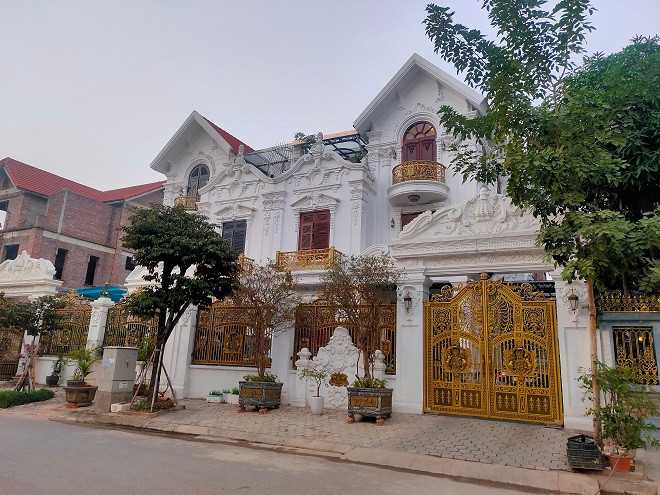 Hình ảnh một căn biệt thự đã hoàn thiện đưa vào sử dụng với lối kiến trúc khác lạ, vượt trội so với các căn biệt thự khác cùng dãy.