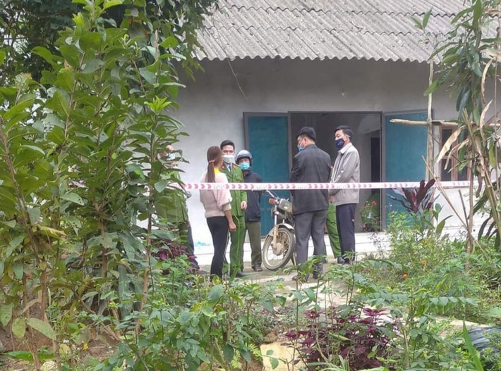 3 người thương vong trong vụ án mạng kinh hoàng tại Yên Bái: Khoảng 9h sáng 29/1, tại nhà ông Bàn Tiến H. (sinh năm 1965, ở thôn làng Mới, xã Đại Sơn, huyện Văn Yên, tỉnh Yên Bái), Đặng Tiến Chày (sinh năm 1985, trú tại thôn làng Mới) sau khi trốn từ viện tâm thần về đã đi tìm người yêu cũ là chị L.T.H. Do không muốn gặp Chày, nên chị H đã chạy vào nhà ông Đặng Tiến H. để trốn. Khi đến nhà ông H, Chày không tìm được người yêu cũ nên đã tức giận dùng dao chém ông H và bà Đặng Thị C (vợ ông H), khiến 2 người bị thương nặng. Sau khi gây án, Chày đã dùng dao tự sát. (Ảnh: VOV)