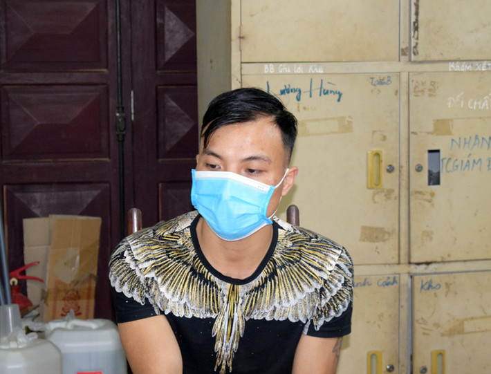 Ngủ lại phòng trọ cùng bạn gái rồi sát hại để cướp tài sản: Công an tỉnh Hưng Yên vừa bắt giữ Vũ Văn Tuất (SN 1994, huyện Chiêm Hóa, tỉnh Tuyên Quang) để điều tra hành vi giết người, cướp tài sản. Tối 24/1, Tuất đến phòng trọ chị Trần Thị L(SN 1976) ở thành phố Hưng Yên chơi và ngủ lại. Đến khoảng 4h ngày 25/1, thấy nạn nhân ngủ say, Tuất đã dùng tay bóp cổ nạn nhân cho đến chết, sau đó lấy 2 chiếc nhẫn, 1 đôi bông tai bằng kim loại màu vàng và lục soát trong phòng lấy trộm 1 điện thoại di dộng, 1 sạc điện thoại, 2 dây chuyền và 1 lắc tay đều bằng kim loại màu vàng. Gây án xong Tuất khóa cửa bỏ trốn. Tuất bị bắt khi đang lẩn trốn tại Hà Nội.