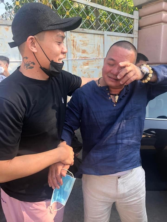 Vừa bước ra khỏi cổng trại giam Xuân Lộc (tỉnh Đồng Nai), Hải bánh đã bật khóc sau thời gian dài thụ án.