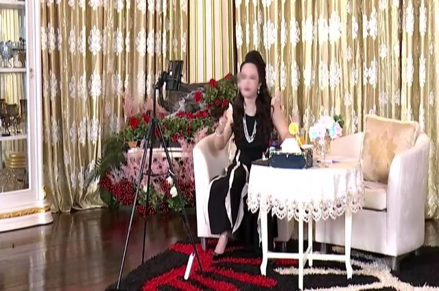 Cụ thể, thời gian qua, nữ doanh nhân Phương Hằng đã nhiều lần livestream trên mạng xã hội để nói về việc kêu gọi, quyên góp tiền làm từ thiện của các nghệ sĩ, ca sĩ, như: Hoài Linh, Thủy Tiên, Đàm Vĩnh Hưng, Trấn Thành...