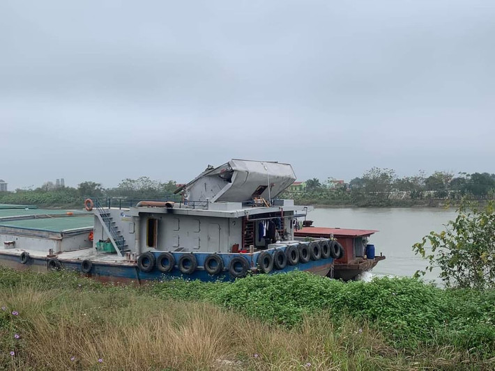 Sở GTVT tỉnh Thái Bình phối hợp với Phòng cảnh sát giao thông tổ chức lai dắt, di chuyển chiếc sà lan ra khỏi khu vực va chạm, phân luồng đảm bảo giao thông, đảm bảo an toàn công trình cầu.