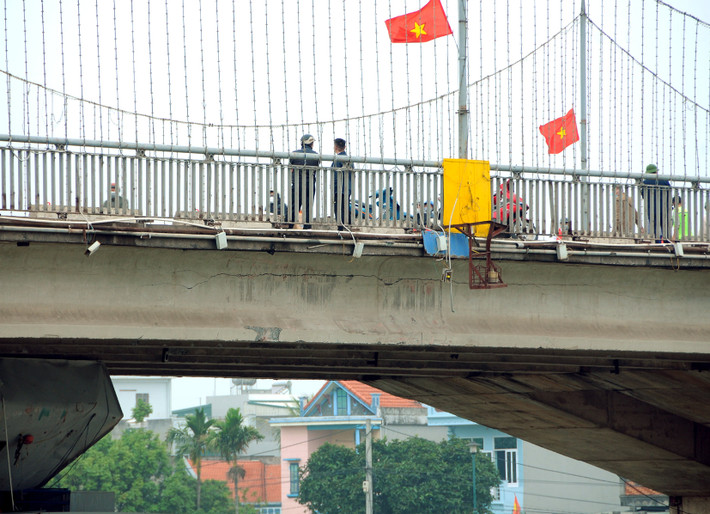 Vết nứt dầm cầu Thái Bình.