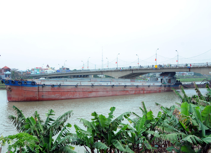 Thời điểm đó, phương tiện tàu thủy HD 3839 trong quá trình lưu thông trên tuyến đường thủy nội địa quốc gia sông Trà Lý hướng hạ lưu về thượng lưu, lái tàu quên không hạ cabin dẫn đến va chạm vào nhịp giữa cầu Thái Bình.