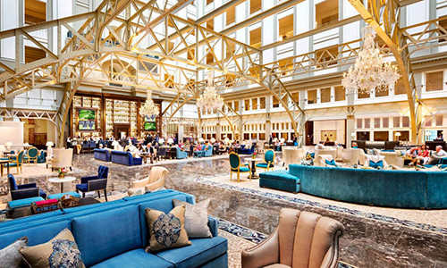 Sảnh lớn nhất của Trump International Hotel, nơi tổ chức khiêu vũ lớn nhất tại Washington được đặt tên là "Phòng khiêu vũ của Tổng thống". Cùng với tên gọi trang nghiêm như vậy là toàn bộ hệ thống nội thất được trang hoàng lộng lẫy.