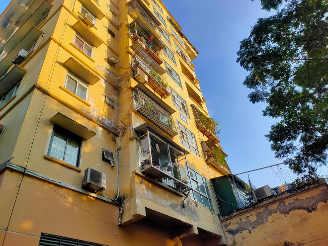 Tại tòa N4, hàng chục “chuồng cọp” được cơi nới, xây dựng không biết từ bao giờ khiến tòa nhà không khác gì những khu tập thể cũ xây dựng từ thế kỷ trước.
