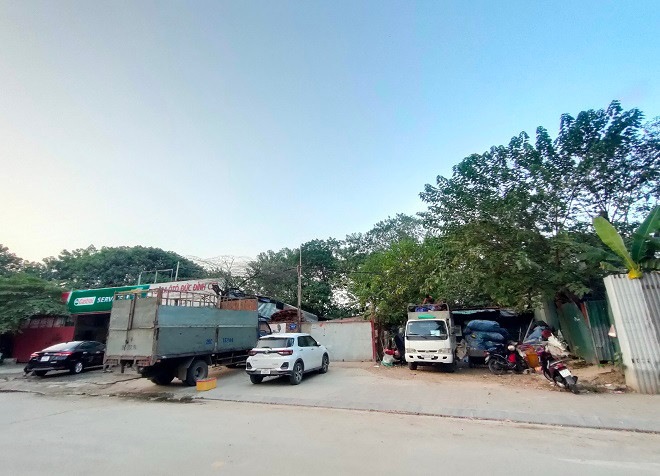 Nhiều công trình gara ô tô, nhà xưởng lụp xụp trong diện tích quy hoạch thực hiện dự án Khu đô thị chức năng Trũng Kênh.