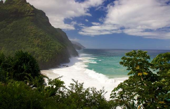 Bãi biển Hanakapiai, Hawaii, Mỹ. Bãi biển hẻo lánh tuyệt đẹp này nằm ở cuối đường mòn Kalalau và là một trong những nơi nguy hiểm nhất trên thế giới do dòng nước xoáy cực kỳ mạnh và cao. Từ năm 1970 đến giờ có ít nhất 29 người đã chết đuối tại bãi biển này.