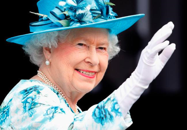 Nữ hoàng Elizabeth II (Anh): 2,67 tỷ ha Nữ hoàng Elizabeth II thừa hưởng ngai vàng của phụ vương, Vua George VI - vị vua trị vì dài nhất trong lịch sử Anh. Bà hiện sở hữu số đất đai rộng lớn tới 6,6 tỷ mẫu Anh (tương đương 2,67 tỷ ha) ở Anh, Bắc Ireland, Canada, Australia, và một vài nơi khác, bao gồm đảo Falkland. Diện tích đất thuộc sở hữu của nữ hoàng Anh chiếm 1/6 toàn bộ đất đai toàn cầu.