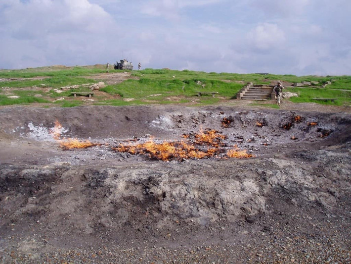 Ngọn lửa vĩnh cửu của Baba Gurgur nằm trong một mỏ dầu ở Iraq. Ban đầu ngọn lửa bùng phát từ khí gas thấm qua các tảng đá bên dưới, kể từ đó đến nay, ngọn lửa vẫn cháy âm ỉ, giúp những người nông dân sưởi ấm đàn cừu của họ.