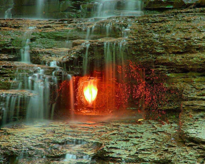 Nằm ngay sau một thác nước ở công viên Chestnut Ridge, Pennsylvania, ngọn lửa ma kỳ lạ này là một ngọn lửa tự phát. Mặc dù nằm ngay cạnh nơi nước chảy tràn trề nhưng nó vẫn cháy sáng ngay gần mặt nước. Vừa đẹp vừa bí ẩn, đây là một ngọn lửa thu hút nhiều khách du lịch.