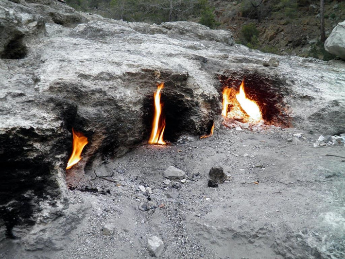 Núi Chimaera, gần Antalya, Thổ Nhĩ Kỳ, hiện đang sở hữu một ngọn lửa vĩnh cửu xuất phát từ khí gas ngấm qua mặt đất.