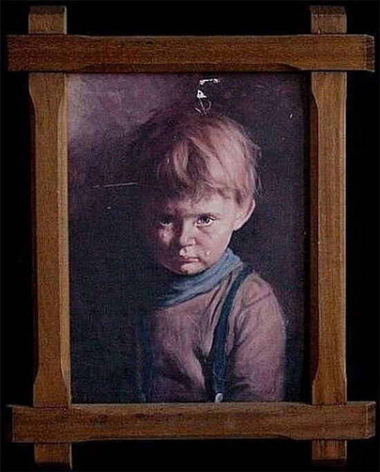 3. The Crying Boy (Tạm dịch: Cậu bé khóc) Họa sĩ người Ý, Bruno Amadio đã vẽ 65 phiên bản của bức tranh cậu bé khóc và bán nó cho các du khách sau Chiến tranh thế giới II. Bức tranh này được cho là bị nguyền rủa ở một số khu vực tại Anh Quốc. Truyền thuyết kể lại rằng, tác giả bức tranh đã đốt một que diêm vào trước mắt cậu bé để khiến cậu phải khóc trước khi vẽ bức tranh. Cho đến thời điểm này, bản in của bức tranh Cậu bé khóc được tìm thấy trong hơn 50 vụ cháy trên toàn nước Anh.